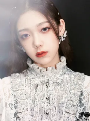 希林娜依高复古珍珠蕾丝裙性感写真图片_2