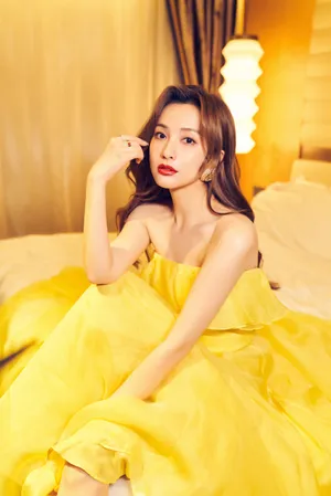 吴昕亮黄色抹胸裙写真图片