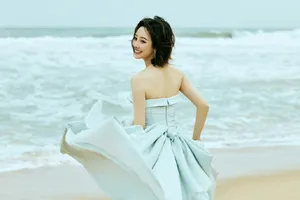 李纯抹胸礼服性感写真图片_1