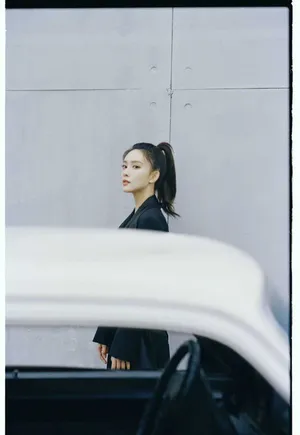 孟子义黑色西装裙复古老爷车写真图片_2