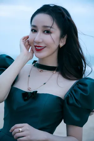 娄艺潇墨绿花苞裙性感写真图片
