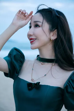 娄艺潇墨绿花苞裙性感写真图片