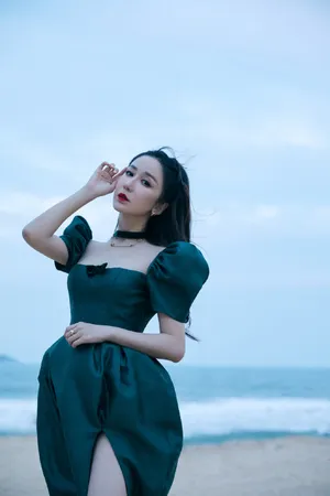 娄艺潇墨绿花苞裙性感写真图片_2