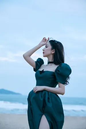 娄艺潇墨绿花苞裙性感写真图片_3