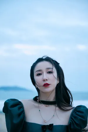 娄艺潇墨绿花苞裙性感写真图片_4