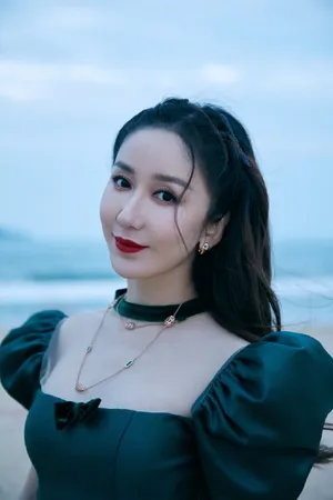 娄艺潇墨绿花苞裙性感写真图片_5
