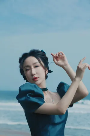 娄艺潇墨绿花苞裙性感写真图片_7