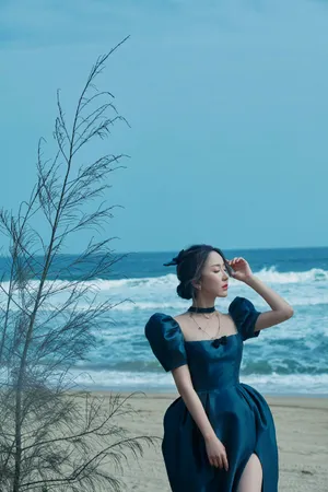 娄艺潇墨绿花苞裙性感写真图片_8