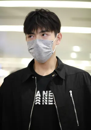 陈飞宇全黑look高大帅气机场照图片_1