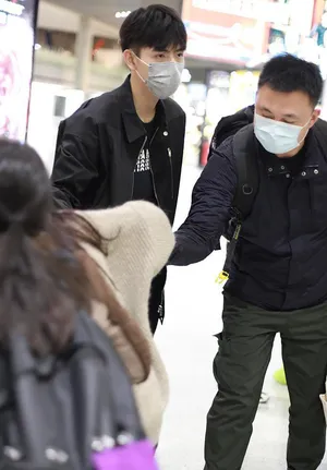 陈飞宇全黑look高大帅气机场照图片