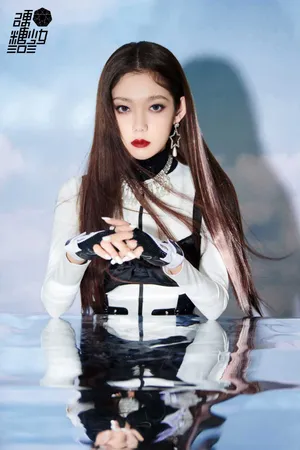 硬糖少女蓝色镜面反转大片_1