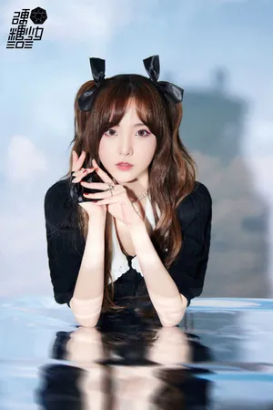 硬糖少女蓝色镜面反转大片_4