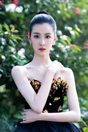 陈都灵鎏金抹胸裙性感写真图片