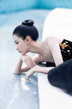 陈都灵鎏金抹胸裙性感写真图片_2