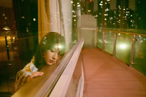 孙怡刺绣上衣夜色写真图片_1
