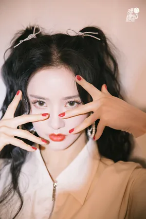 刘些宁卷发双马尾性感写真图片_1