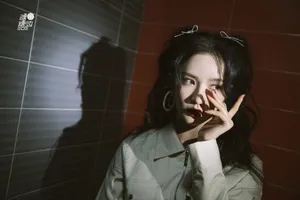 刘些宁卷发双马尾性感写真图片_1