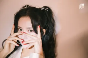 刘些宁卷发双马尾性感写真图片_2