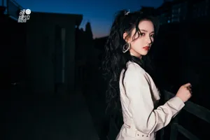 刘些宁卷发双马尾性感写真图片_3
