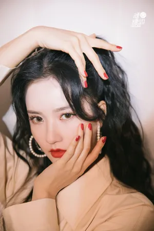 刘些宁卷发双马尾性感写真图片_4
