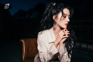 刘些宁卷发双马尾性感写真图片_6