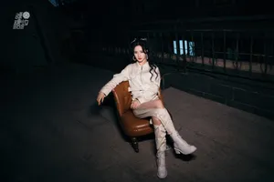 刘些宁卷发双马尾性感写真图片_7
