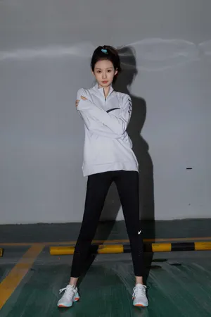 郑合惠子甜酷运动风写真图片