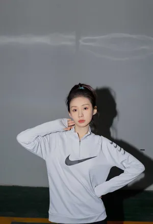 郑合惠子甜酷运动风写真图片