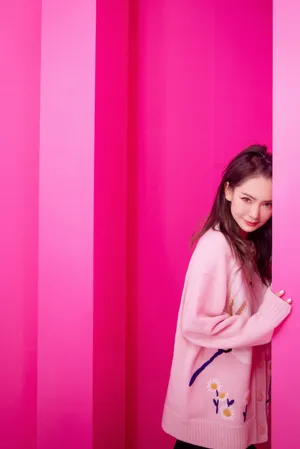 戚薇粉色毛衣甜美写真图片_2