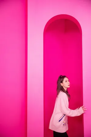 戚薇粉色毛衣甜美写真图片_3