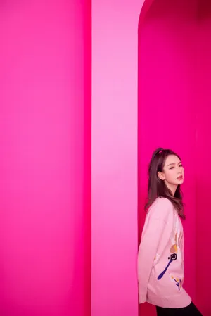 戚薇粉色毛衣甜美写真图片_4