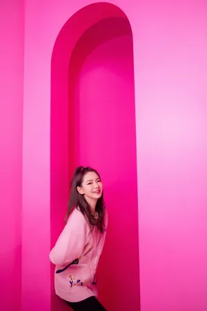戚薇粉色毛衣甜美写真图片_6
