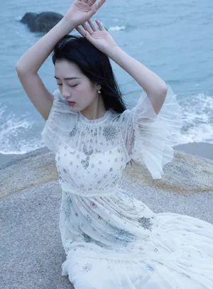 邓恩熙性感白裙海边写真图片_1