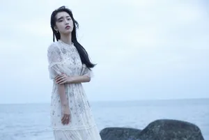 邓恩熙性感白裙海边写真图片_2