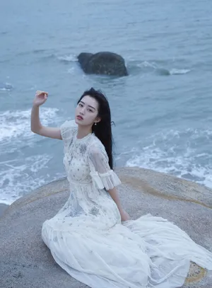 邓恩熙性感白裙海边写真图片_5