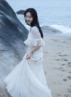 邓恩熙性感白裙海边写真图片_7