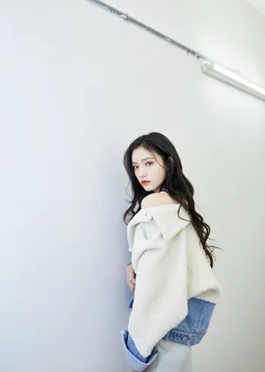 林允羊羔绒拼接裙性感写真图片