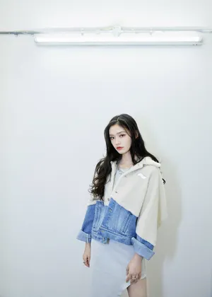 林允羊羔绒拼接裙性感写真图片