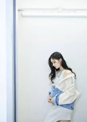 林允羊羔绒拼接裙性感写真图片_2