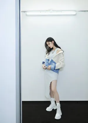 林允羊羔绒拼接裙性感写真图片_4