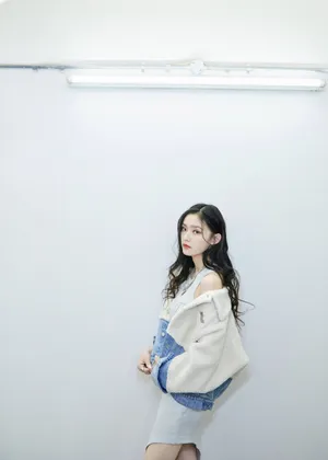 林允羊羔绒拼接裙性感写真图片_5