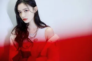 林允羊羔绒拼接裙性感写真图片_6
