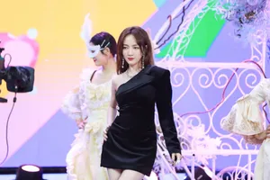 孟佳斜肩黑裙舞台照图片_2
