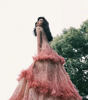 性感女神何穗吊带裙金光闪闪写真图片_1