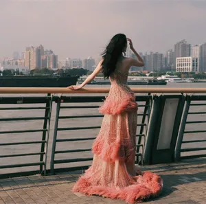 性感女神何穗吊带裙金光闪闪写真图片_2