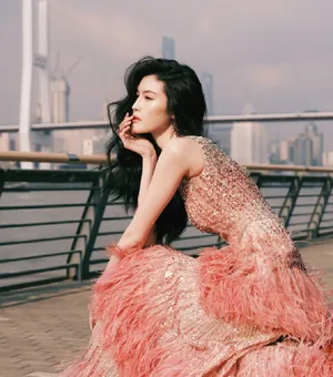 性感女神何穗吊带裙金光闪闪写真图片_4