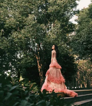 性感女神何穗吊带裙金光闪闪写真图片_6