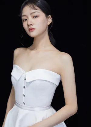 美女演员任敏裹胸礼服性感写真