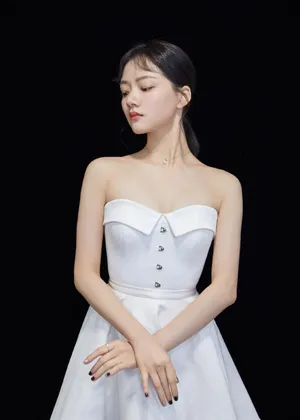 美女演员任敏裹胸礼服性感写真_2