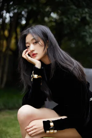 美女明星孙千丝绒连衣裙优雅性感写真_1